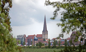 Silhouette von Rostock vom Gehlsdorfer Ufer aus gesehen