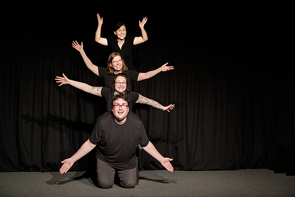 Theatergruppe auf der Bühne